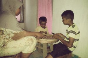 Memilukan, bocah kelas 5 SD ini harus kerja demi biaya sekolahnya