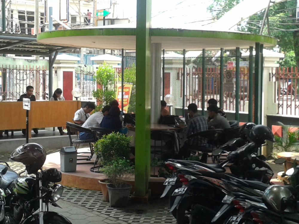 Perpustakan ini ramai pengunjung, tapi sepi pembaca buku