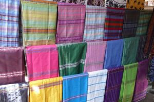 Sarung, di Indonesia buat sholat, di Mesir malah jadi bahan tertawaan