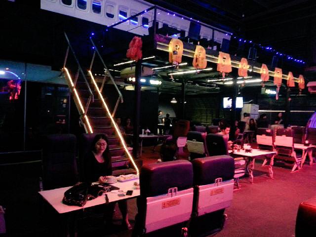 Serunya makan di kafe ini, serasa sambil sedang naik pesawat