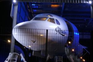 Serunya makan di kafe ini, serasa sambil sedang naik pesawat