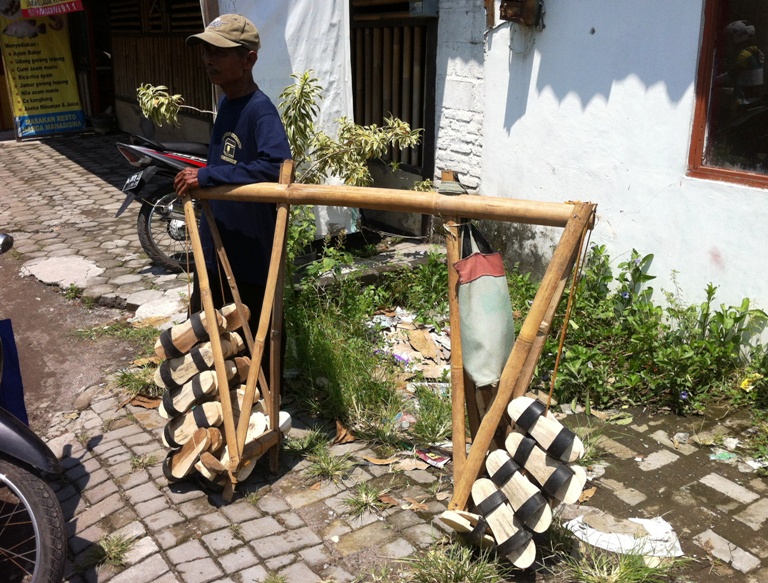 Pria ini bertahan 30 tahun jualan teklek, meski peminatnya kian turun