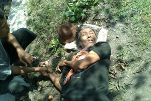 Kepedulian bersama membantu kakek yang terjatuh dari sepeda