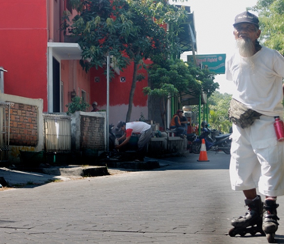 Isi masa pensiun, kakek 61 tahun rutin bersepatu roda keliling kota