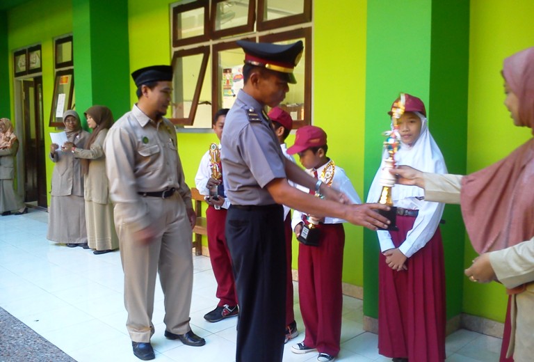 Di kota ini, inspektur upacara SD hingga SMA adalah polisi Di kota ini, inspektur upacara SD hingga SMA adalah polisi