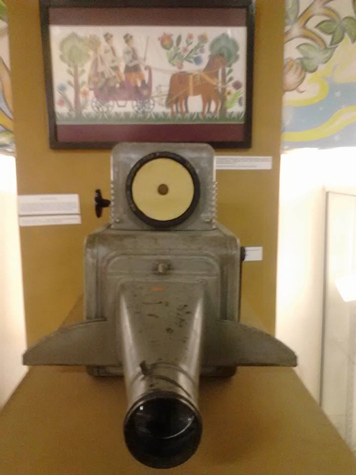 Sudah dimuseumkan, proyektor kuno dan terbesar ini masih berfungsi