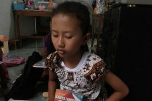 Elisa, bocah 11 tahun kerja membungkus gipang demi uang Rp 7.000