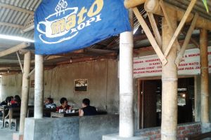 Hanya di kafe ini ada pengajian, nyanyi, main kartu duduk satu tempat