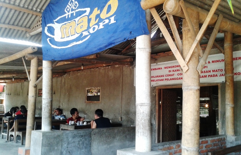 Hanya di kafe ini ada pengajian, nyanyi, main kartu duduk satu tempat