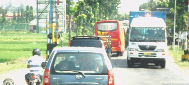 Tips menghadapi bus atau truk bagi pengendara mobil dan motor