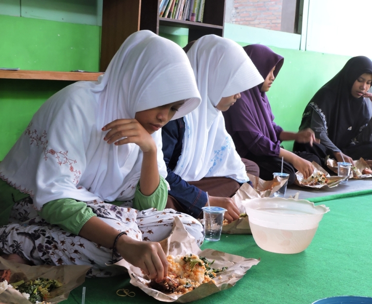 Anak panti asuhan tak habiskan sepotong ayam demi bisa 2 kali makan