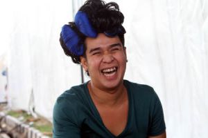 Kaos V-Neck menjadi terkenal juga karena Olga Syahputra