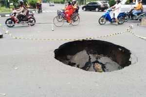 Geger! Lubang raksasa di tengah jalan ada di Indonesia