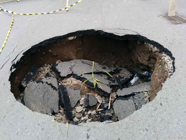 Geger! Lubang raksasa di tengah jalan ada di Indonesia Geger! Lubang raksasa di tengah jalan ada di Indonesia