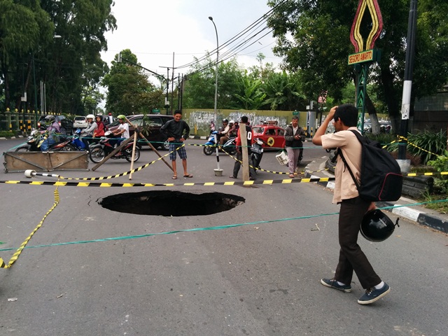 Geger! Lubang raksasa di tengah jalan ada di Indonesia Geger! Lubang raksasa di tengah jalan ada di Indonesia
