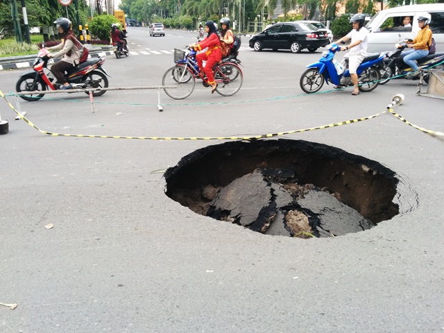 Geger! Lubang raksasa di tengah jalan ada di Indonesia