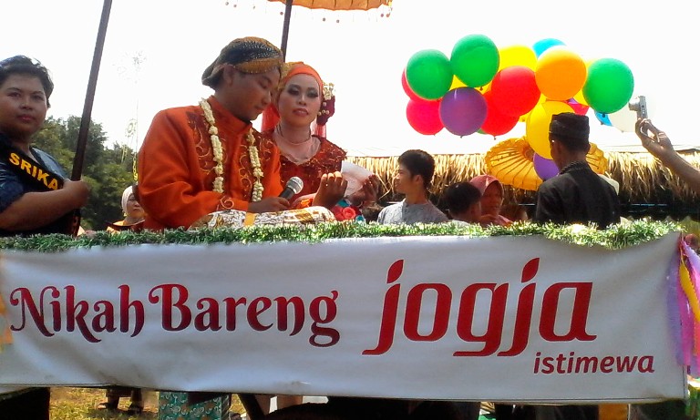 Bertemu saat Gathering Kaskus, pasangan ini menikah di atas traktor Bertemu saat Gathering Kaskus, pasangan ini menikah di atas traktor