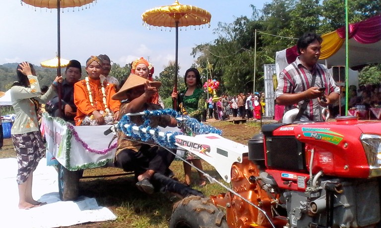 Bertemu saat Gathering Kaskus, pasangan ini menikah di atas traktor