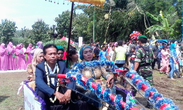 Gokil, nikah di atas traktor sambil berikrar jadi penyelamat bumi Gokil, nikah di atas traktor sambil berikrar jadi penyelamat bumi