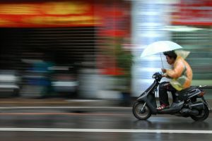 Kebiasaan sepele biker saat musim hujan ini ternyata salah lho