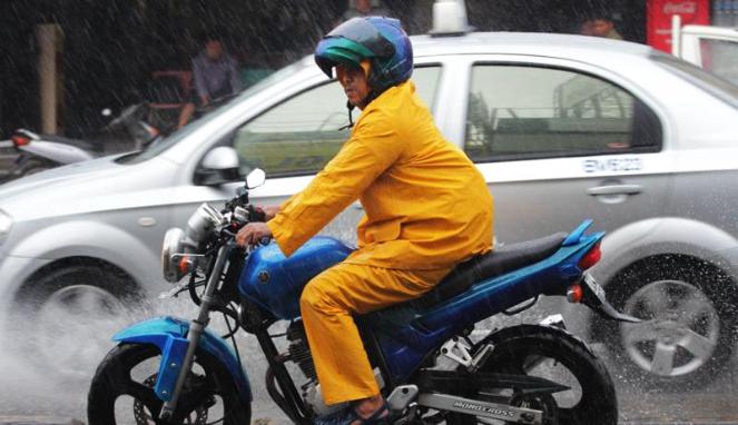 Kebiasaan sepele biker saat musim hujan ini ternyata salah lho