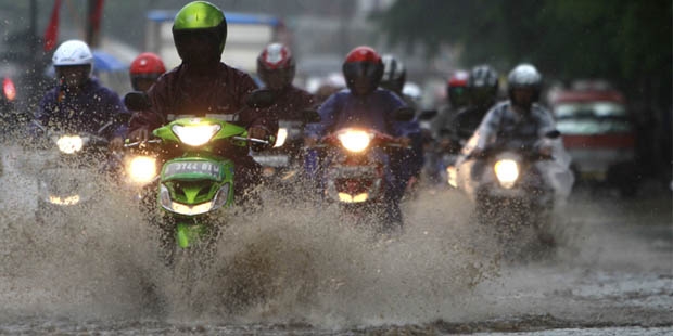 Kebiasaan sepele biker saat musim hujan ini ternyata salah lho