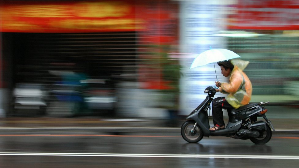 Kebiasaan sepele biker saat musim hujan ini ternyata salah lho