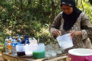 Perjuangan ibu-ibu buka warung di atas gunung