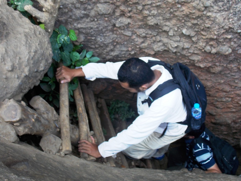 Perjuangan ibu-ibu buka warung di atas gunung