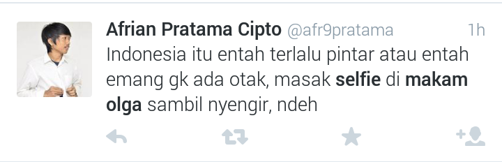 Heboh foto selfie di batu nisan Olga dikecam netizen! Heboh foto selfie di batu nisan Olga dikecam netizen!