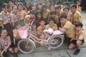 Hebat! Para siswa kelas 5 SD sekolah ini ubah sepeda jadi alat cas HP