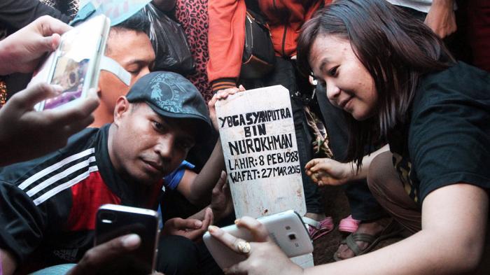 Ini pengakuan beberapa fans Olga yang selfie di pemakaman Ini pengakuan beberapa fans Olga yang selfie di pemakaman