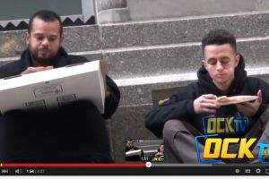 VIDEO: Tuna wisma yang rela berbagi makanan