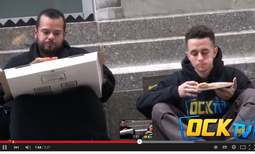 VIDEO: Tuna wisma yang rela berbagi makanan