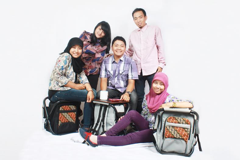 Mahasiswa Surabaya ciptakan ransel jadi kursi & meja, penemuan keren!