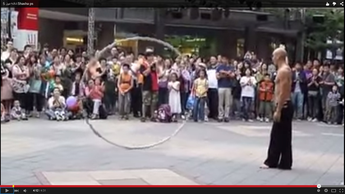VIDEO: Atraksi hebat pria gundul berputar melayang di dalam lingkaran
