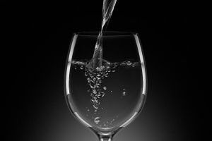 Ini alasan ilmiah kenapa gelas kaca warnanya disebut bening