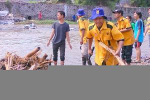 Pak Anton, pensiun dari satpam abdikan diri bersihkan sungai, mulia