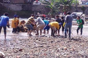 Pengabdian membersihkan sungai, profesi ini layak diacungi jempol!