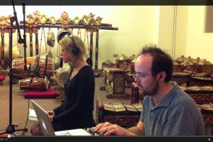 VIDEO: Bule ini mengaransemen lagu macapat jadi modern, keren banget!