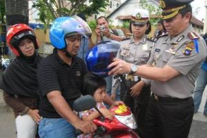 Bagikan helm gratis ke anak, aksi polisi Surabaya brilio!