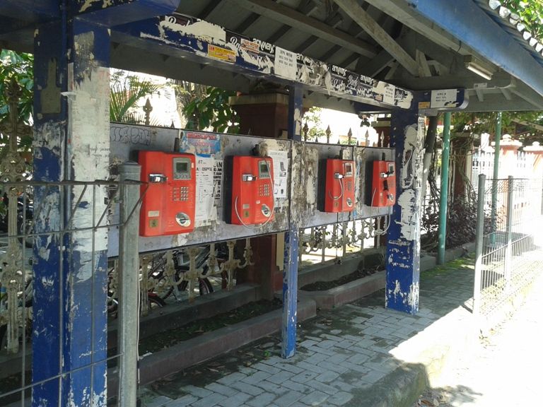 Telepon umum, dulu primadona sekarang ditelantarkan begitu saja Telepon umum, dulu primadona sekarang ditelantarkan begitu saja