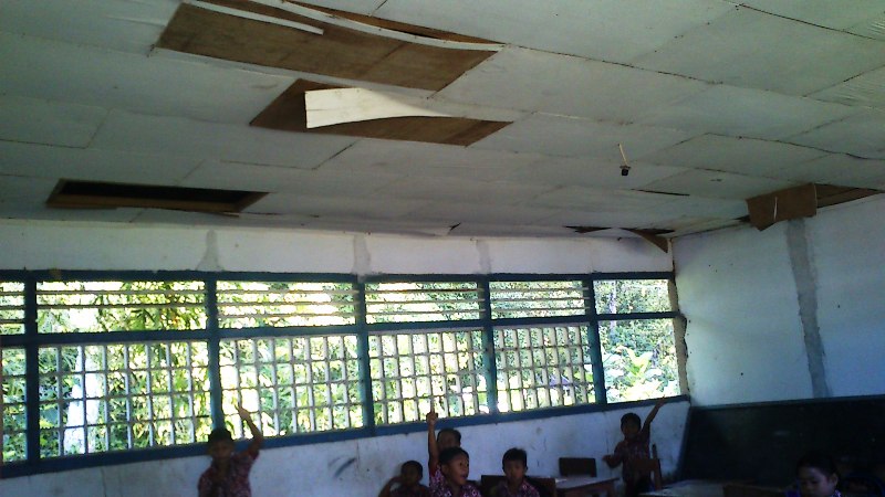 Mirisnya pendidikan di perbatasan, ruang kelas rusak & bukunya lawas