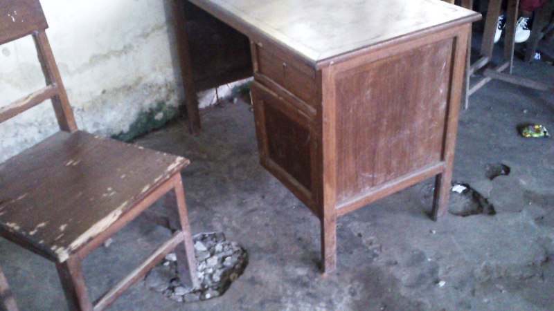 Mirisnya pendidikan di perbatasan, ruang kelas rusak & bukunya lawas