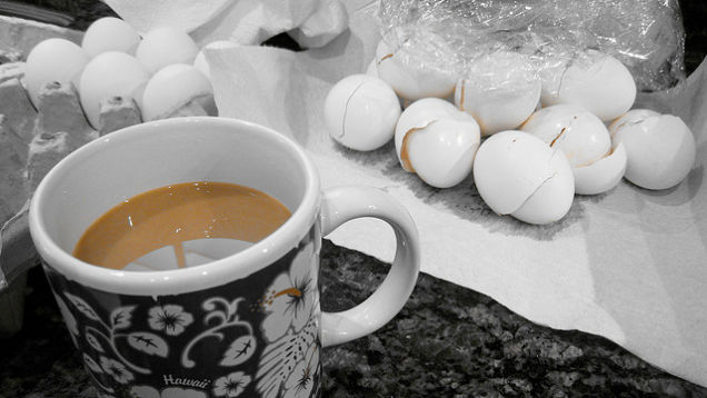 Masih pagi sudah loyo? Kamu mesti cobain minum kopi dicampur telur!