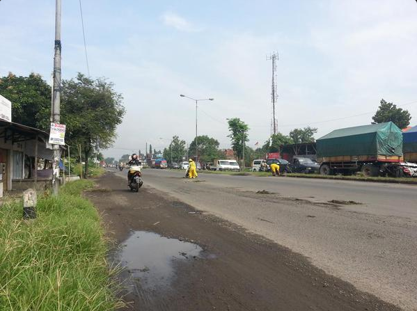 Mulianya 3 Petugas kebersihan ini tambal jalan berlubang dengan tanah