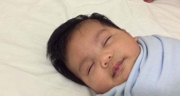 VIDEO: Sim salabim! Pakai cara ini bikin bayi tidur dalam 1 menit