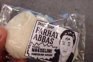 Ups, ternyata ada kerupuk bermerek Farhat Abbas! 