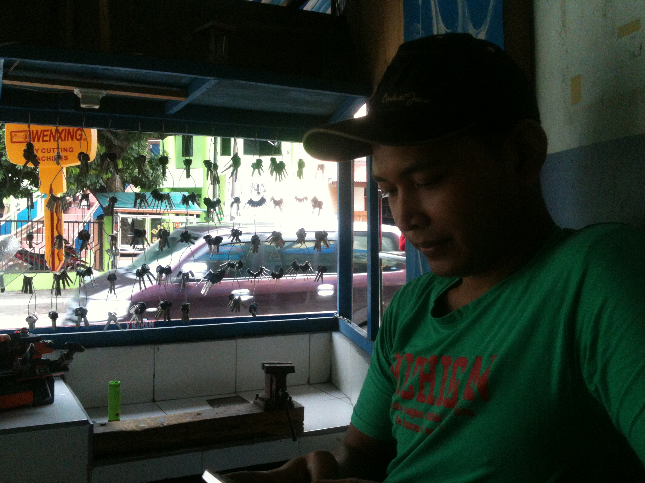 Dagangan mereka tak diperlukan sehari-hari, tapi rezeki selalu datang