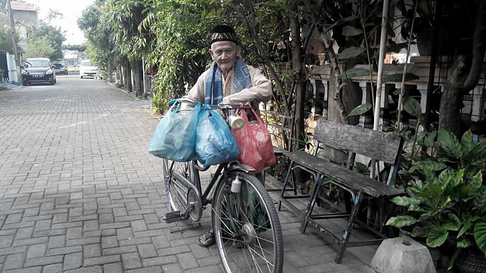 Mbah Asrori, kakek 92 tahun bersedekah 150 bungkus nasi setiap Jumat